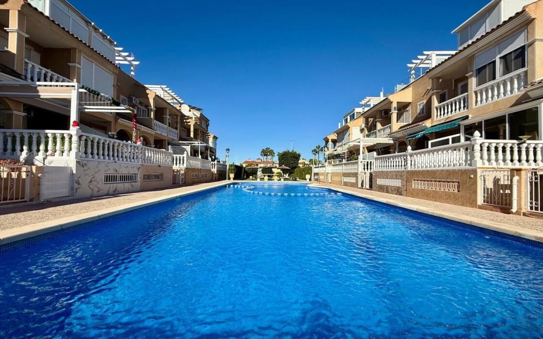 Вилла в Ориуэла Коста у моря 191 кв.м, 4 спальни, терраса