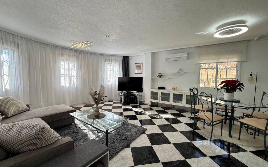 Вилла в Ориуэла Коста у моря 191 кв.м, 4 спальни, терраса