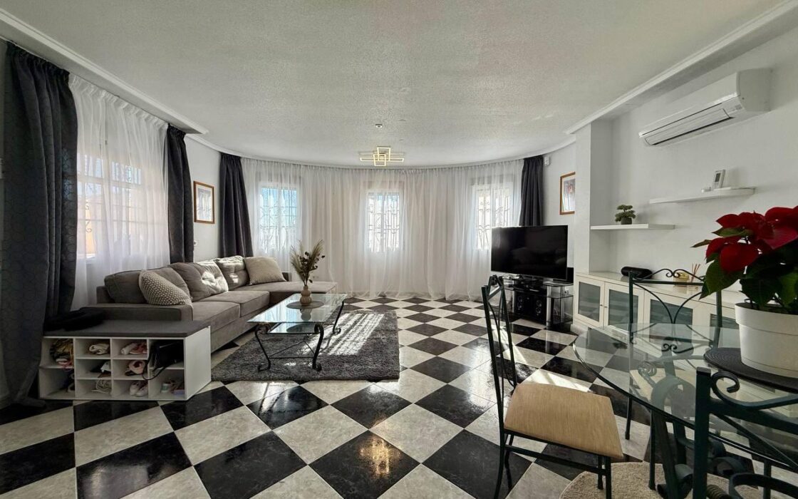 Вилла в Ориуэла Коста у моря 191 кв.м, 4 спальни, терраса