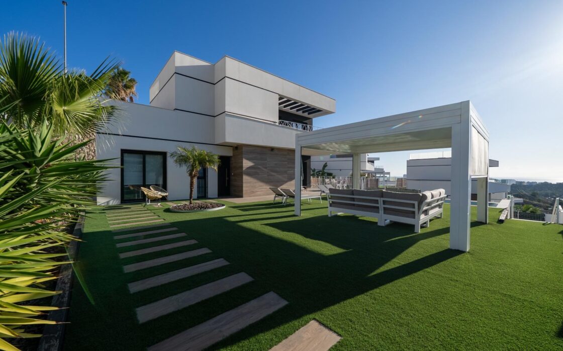 Современная вилла с бесконечным бассейном в Финестрате 151 кв.м