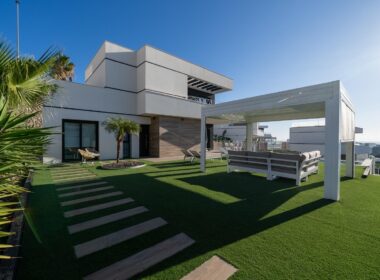 Современная вилла с бесконечным бассейном в Финестрате 151 кв.м