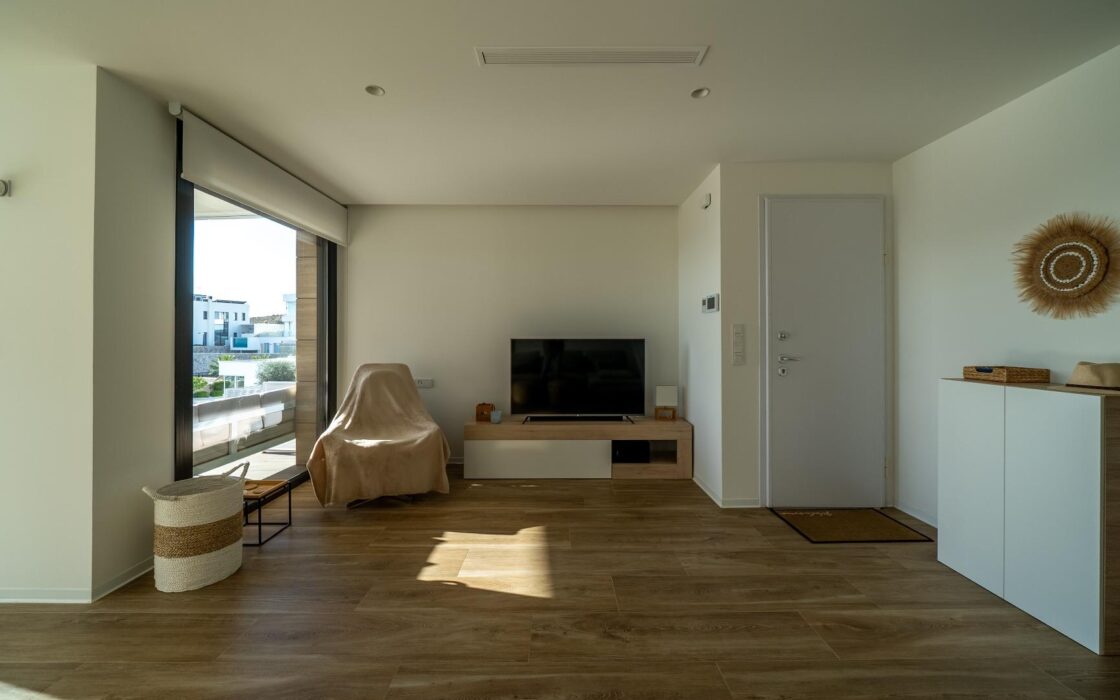 Современная вилла с бесконечным бассейном в Финестрате 151 кв.м