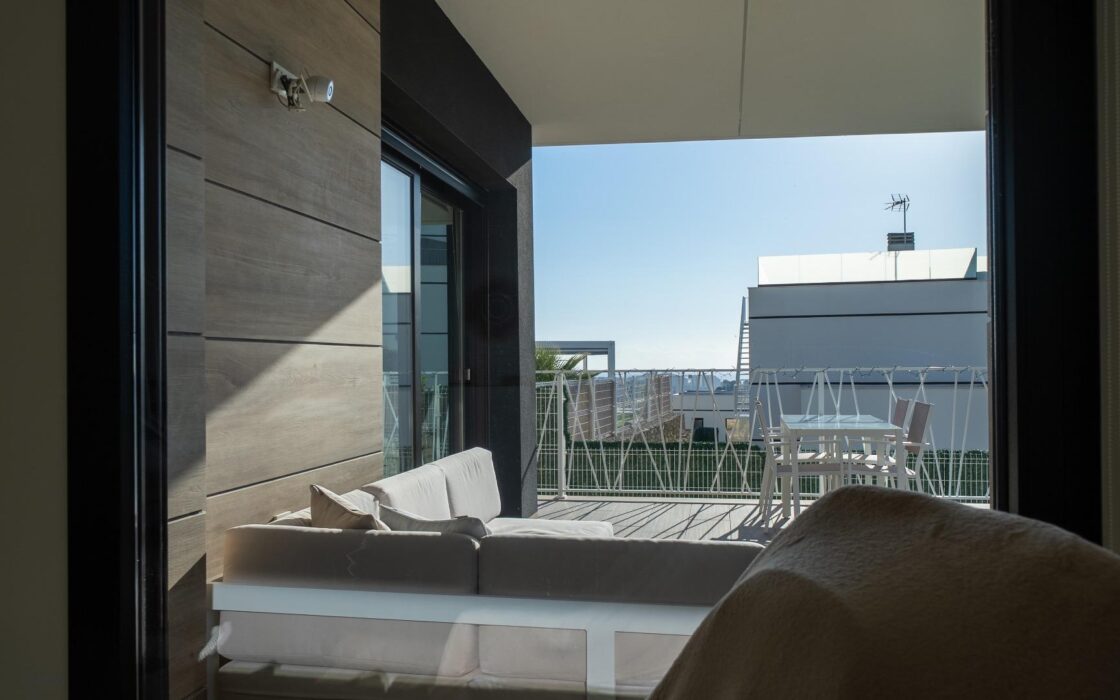 Современная вилла с бесконечным бассейном в Финестрате 151 кв.м