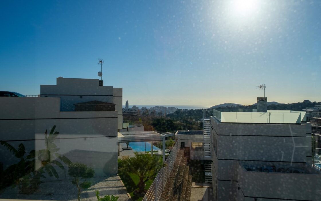 Современная вилла с бесконечным бассейном в Финестрате 151 кв.м