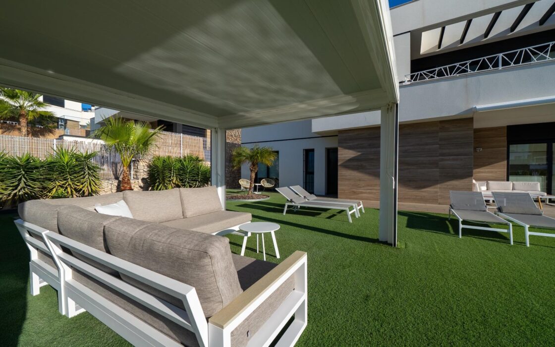 Современная вилла с бесконечным бассейном в Финестрате 151 кв.м