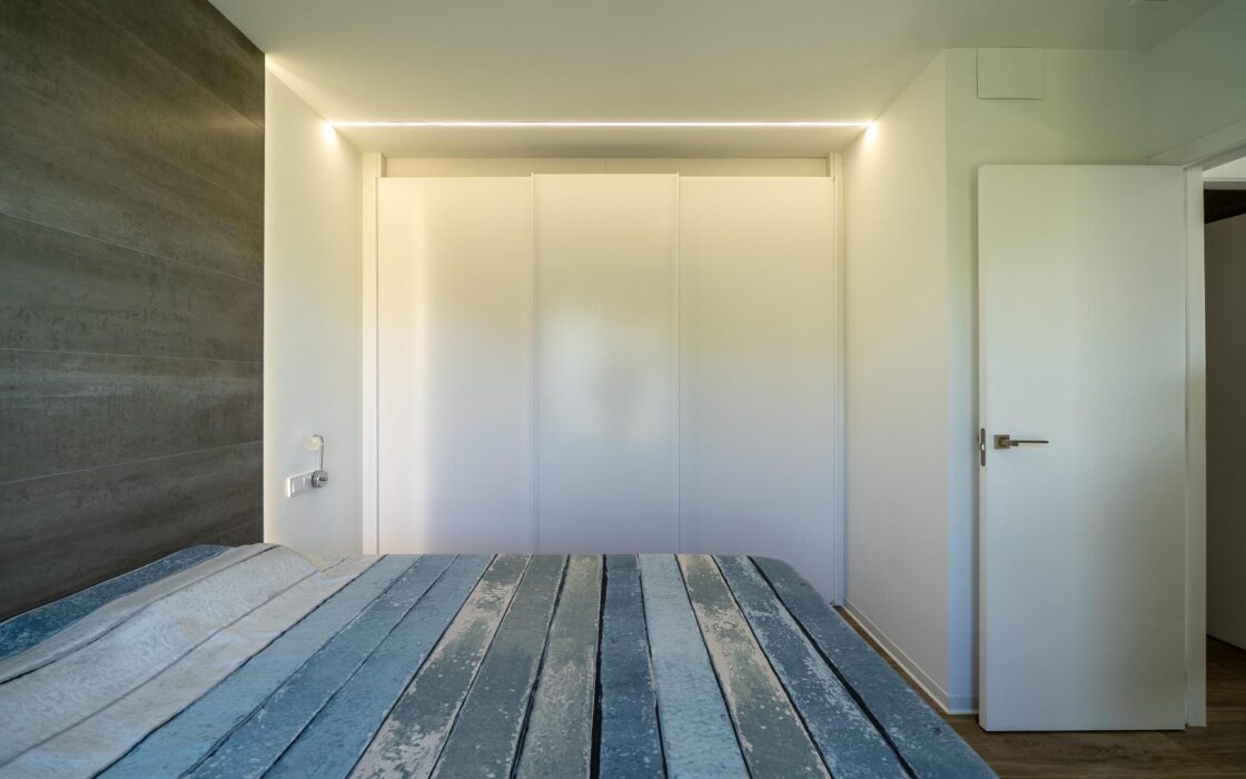 Современная вилла с бесконечным бассейном в Финестрате 151 кв.м