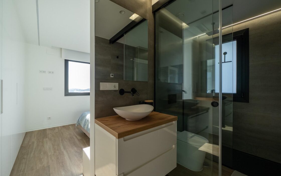 Современная вилла с бесконечным бассейном в Финестрате 151 кв.м