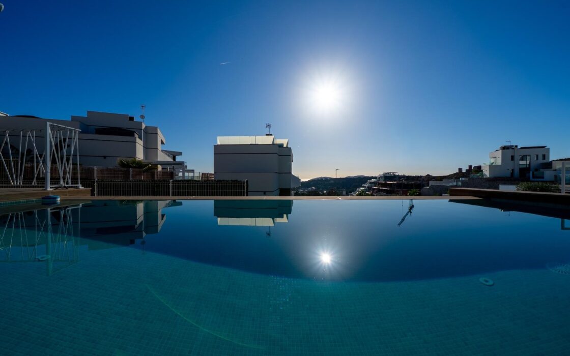 Современная вилла с бесконечным бассейном в Финестрате 151 кв.м