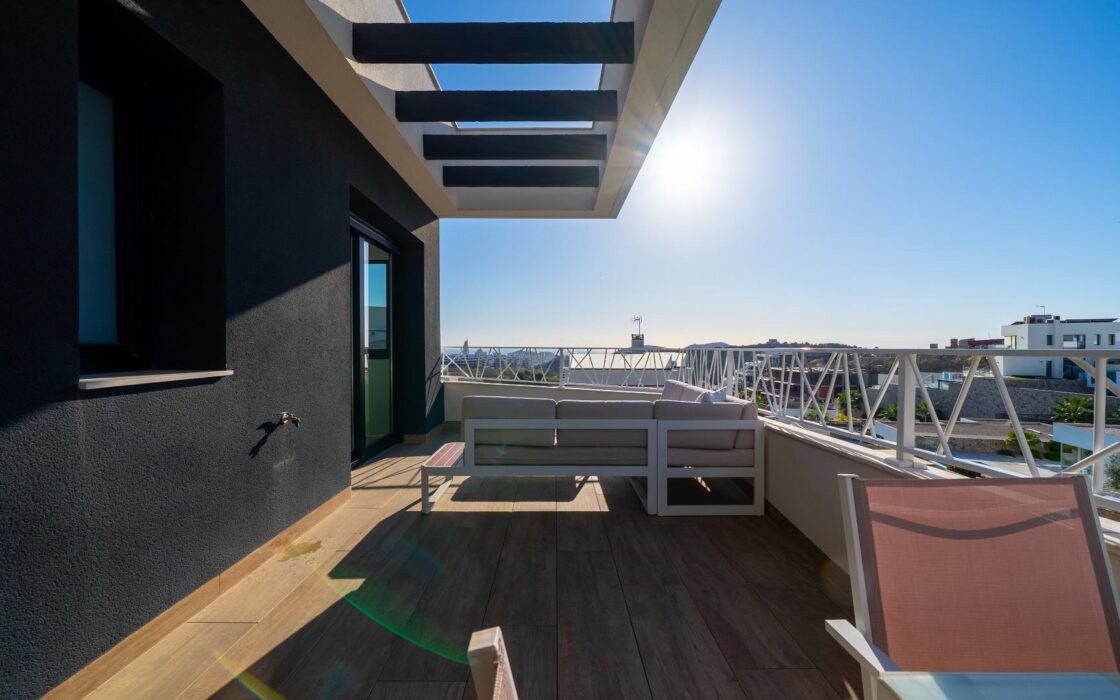 Современная вилла с бесконечным бассейном в Финестрате 151 кв.м