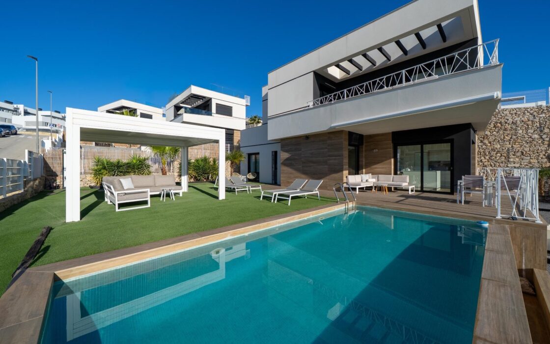 Современная вилла с бесконечным бассейном в Финестрате 151 кв.м