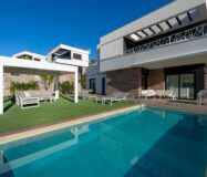 Современная вилла с бесконечным бассейном в Финестрате 151 кв.м