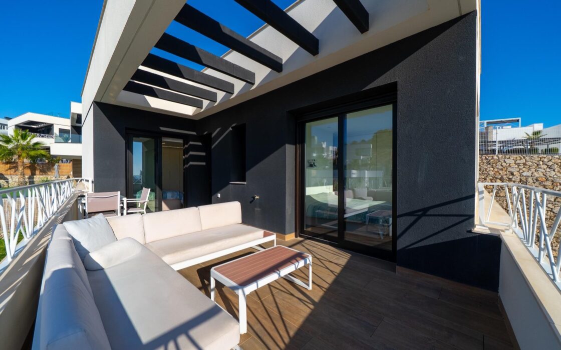 Современная вилла с бесконечным бассейном в Финестрате 151 кв.м