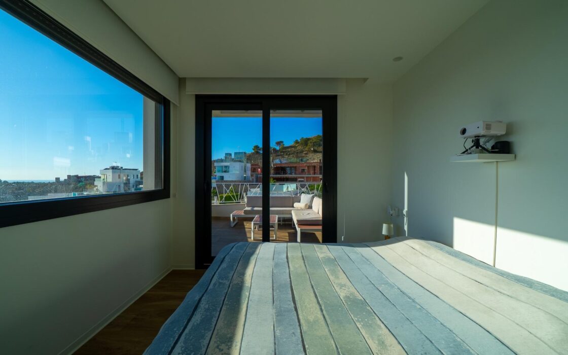 Современная вилла с бесконечным бассейном в Финестрате 151 кв.м