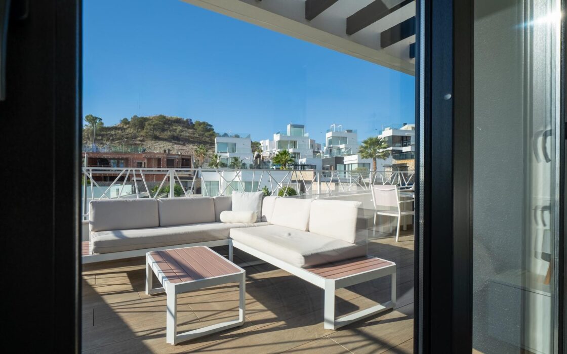 Современная вилла с бесконечным бассейном в Финестрате 151 кв.м