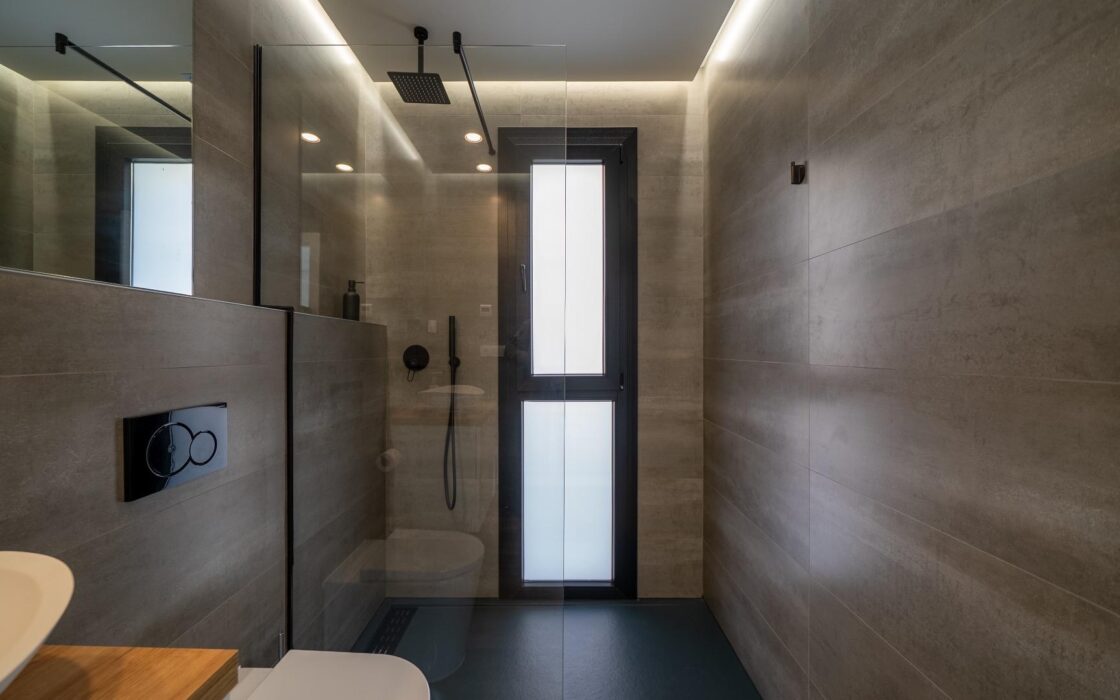 Современная вилла с бесконечным бассейном в Финестрате 151 кв.м