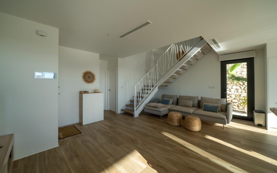 Современная вилла с бесконечным бассейном в Финестрате 151 кв.м