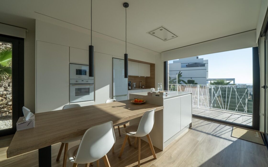 Современная вилла с бесконечным бассейном в Финестрате 151 кв.м