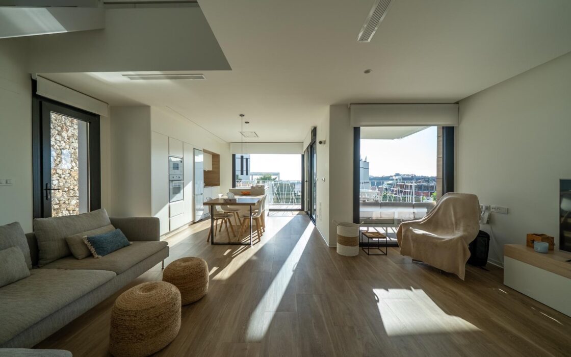 Современная вилла с бесконечным бассейном в Финестрате 151 кв.м