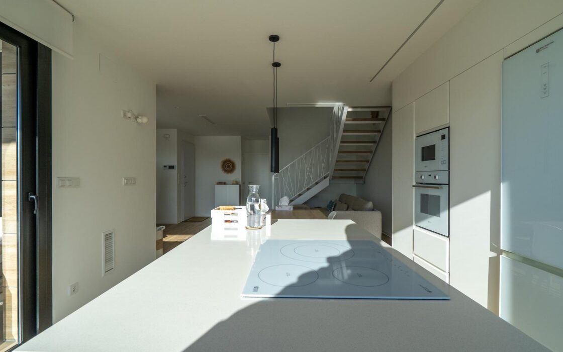 Современная вилла с бесконечным бассейном в Финестрате 151 кв.м