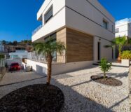 Современная вилла с бесконечным бассейном в Финестрате 151 кв.м