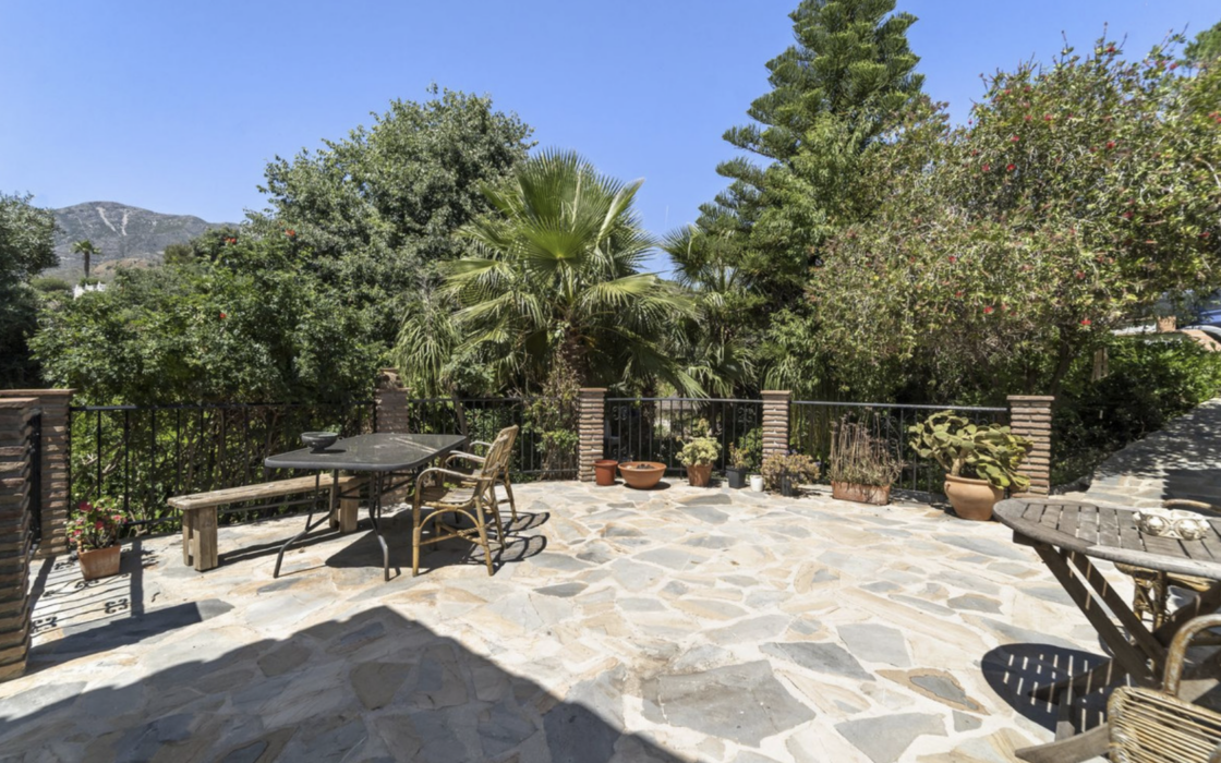 Очаровательная усадьба в Михасе с видом на море 310 кв.м