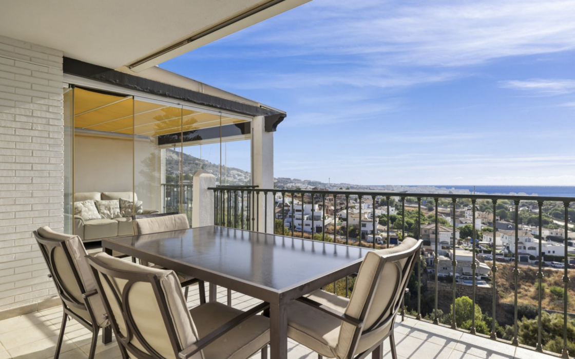 Двухквартирный дом с террасой в Бенальмадене 140 кв.м