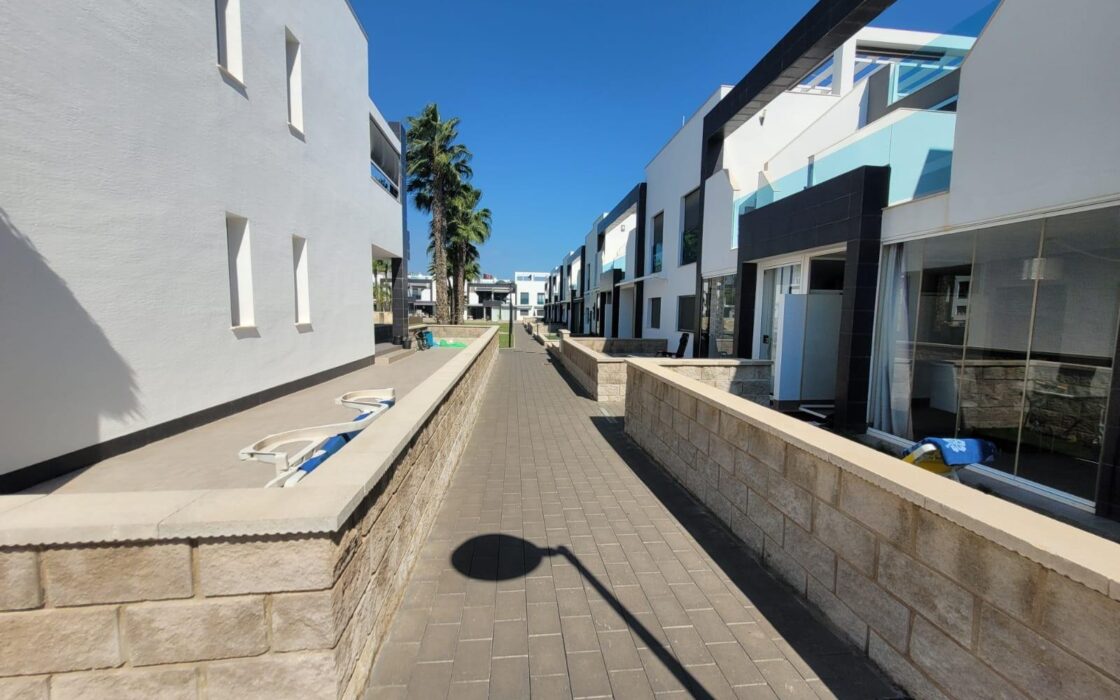 Бунгало 90 кв.м в Ла Зении с террасой, 1.5 км до моря