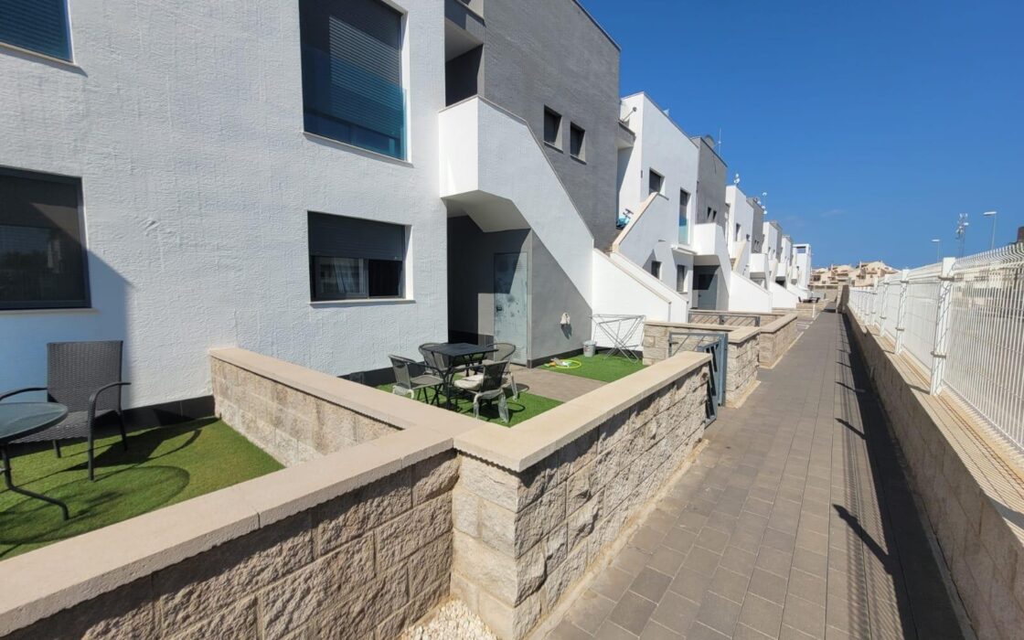 Бунгало 90 кв.м в Ла Зении с террасой, 1.5 км до моря