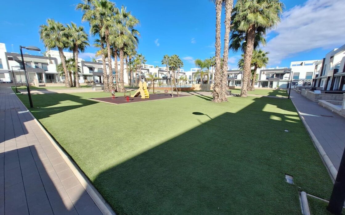 Бунгало 90 кв.м в Ла Зении с террасой, 1.5 км до моря