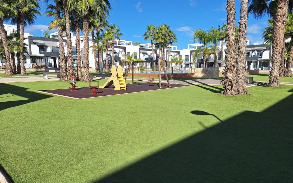 Бунгало 90 кв.м в Ла Зении с террасой, 1.5 км до моря