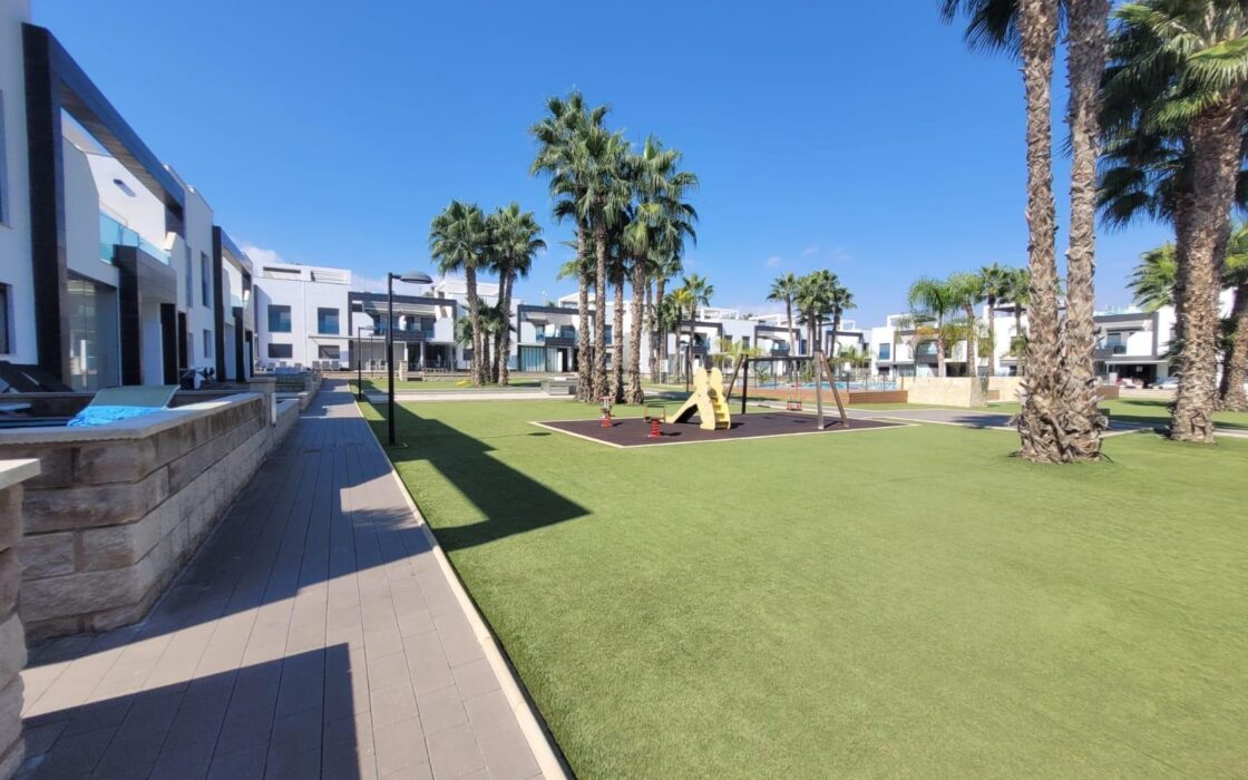 Бунгало 90 кв.м в Ла Зении с террасой, 1.5 км до моря