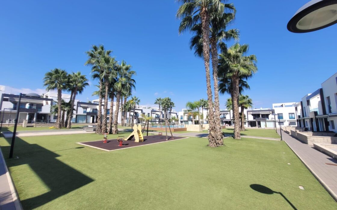 Бунгало 90 кв.м в Ла Зении с террасой, 1.5 км до моря