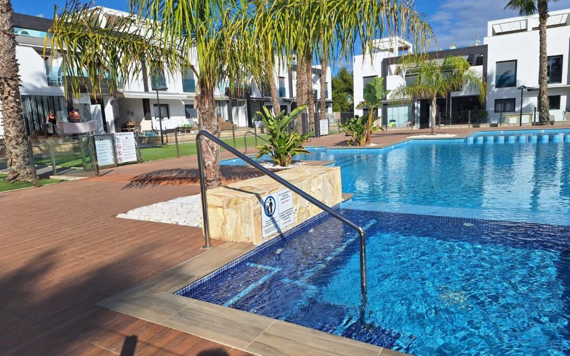 Бунгало 90 кв.м в Ла Зении с террасой, 1.5 км до моря