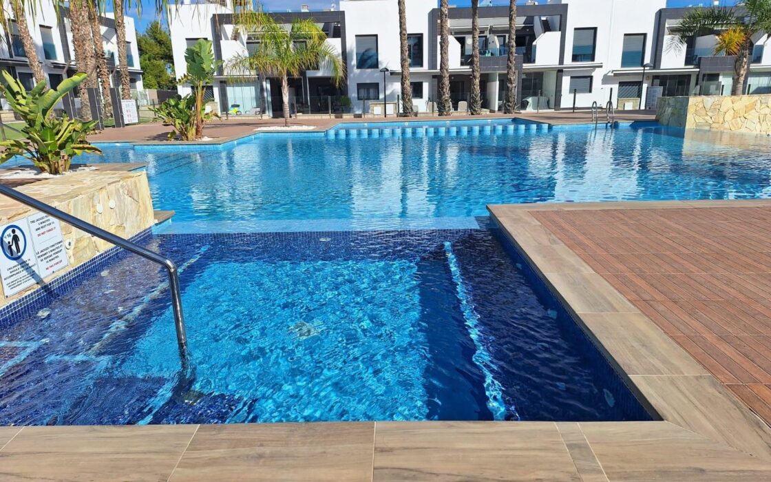 Бунгало 90 кв.м в Ла Зении с террасой, 1.5 км до моря