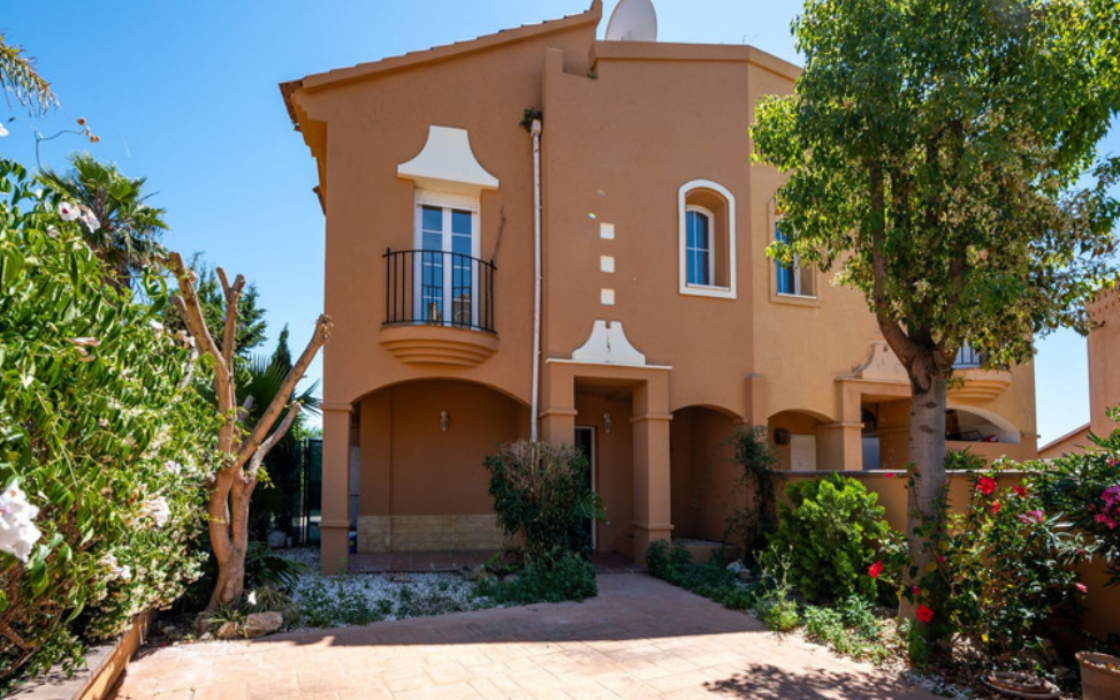 Просторный таунхаус с видом на море в Ривьера дель Соль 161 кв.м