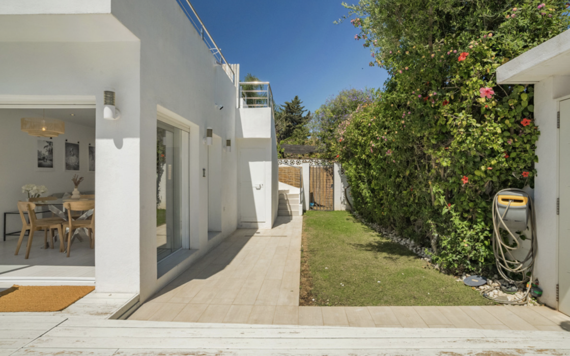 Готель біля моря в Сан-Педро-де-Алькантара з терасою 96 кв.м