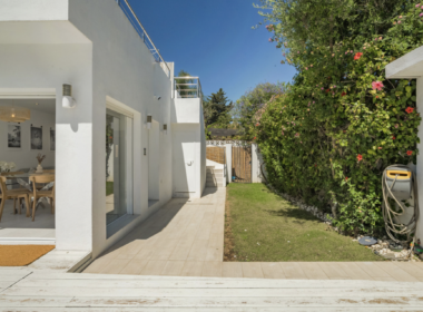 Готель біля моря в Сан-Педро-де-Алькантара з терасою 96 кв.м