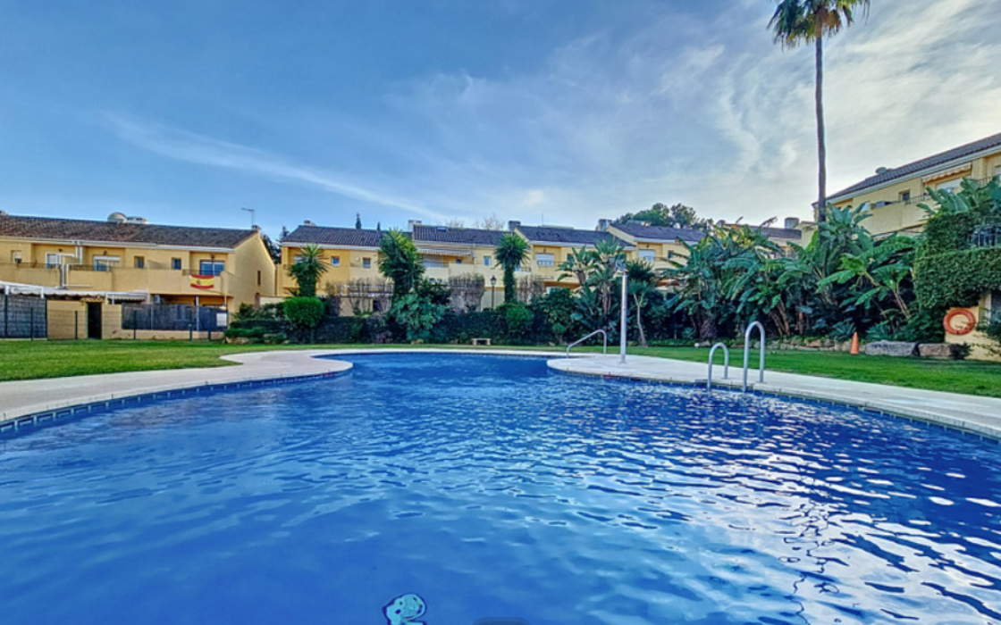 Чарівний таунхаус в Естепоні з виходом до басейну