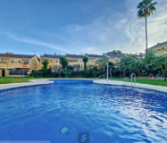 Чарівний таунхаус в Естепоні з виходом до басейну