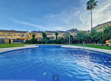 Чарівний таунхаус в Естепоні з виходом до басейну