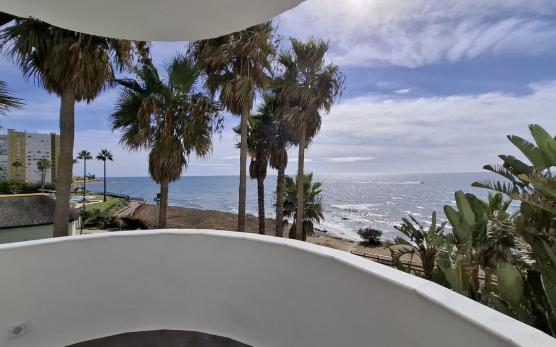 Квартира на Коста-дель-Соль с террасой 65 кв.м у моря