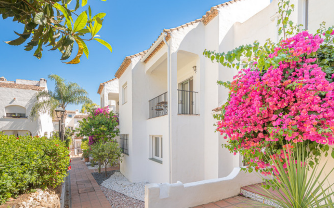 Очаровательный таунхаус с террасой в Эстепоне 116 кв.м