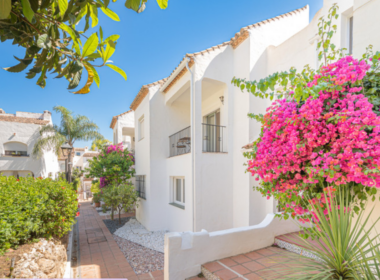 Очаровательный таунхаус с террасой в Эстепоне 116 кв.м