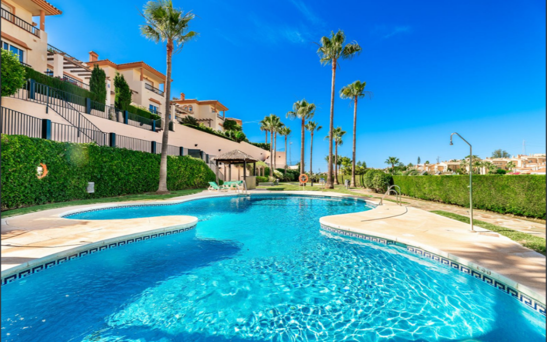 Просторий будинок з 5 спальнями в затишному районі 331 кв.м.