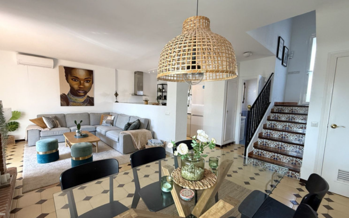 Очаровательный таунхаус в Riviera del Sol с террасой 175 кв.м