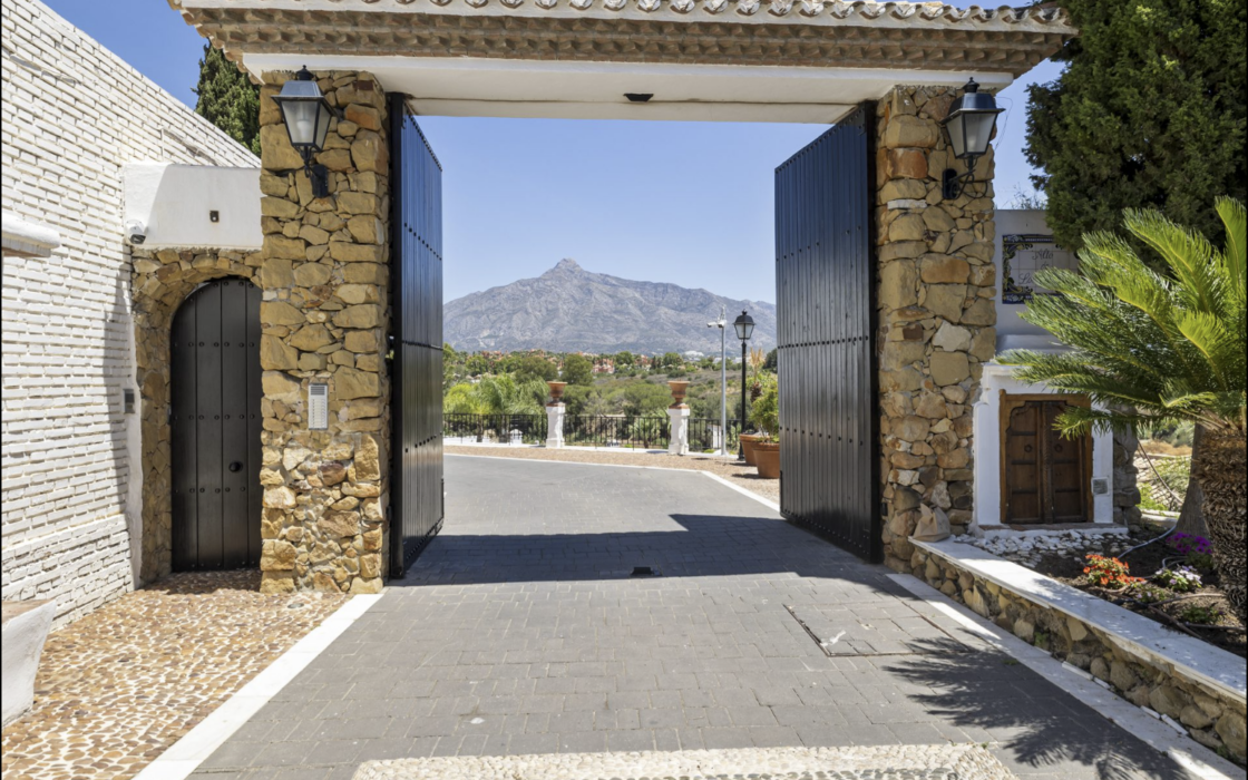 Таунхаус с 4 спальнями и террасой в районе Малаги 255 кв.м