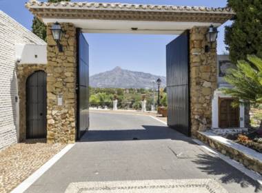 Таунхаус с 4 спальнями и террасой в районе Малаги 255 кв.м