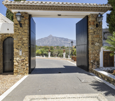 Таунхаус с 4 спальнями и террасой в районе Малаги 255 кв.м