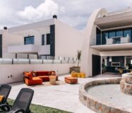 Дизайнерская квартира с террасой в Сьюдад-Кесада 80 кв.м