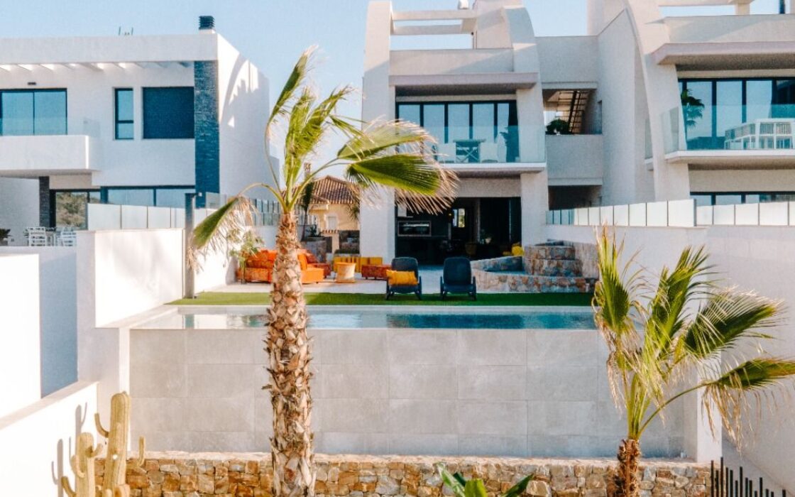 Дизайнерская квартира с террасой в Сьюдад-Кесада 80 кв.м